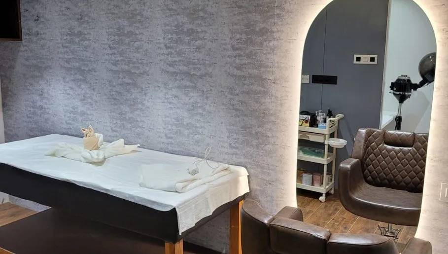 Skin facials and hydrafacial at VOX Salon Kompally